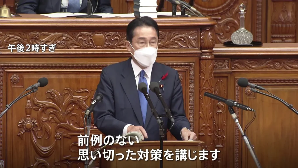 国会で発言する岸田首相